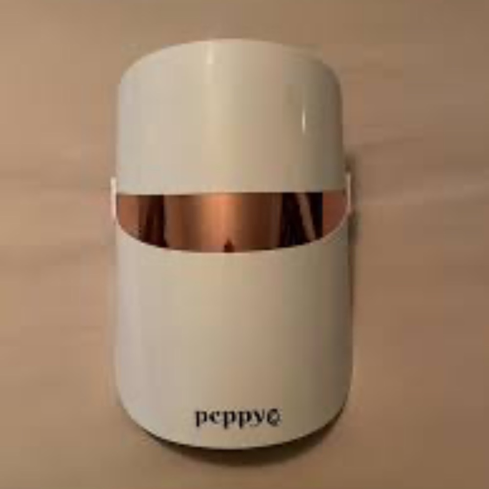 Peppy LED Face Mask in White and Gold